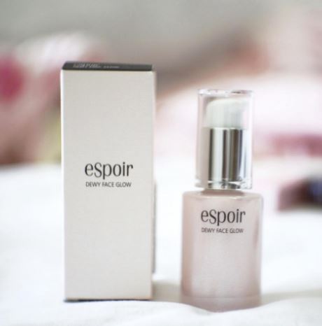 Espoir Dewy Face Glow 20 ml. (New Package 2017) ฮอตฮิตสุดๆ เบสตัวดังมาในแพคเกจใหม่ ที่ให้ลุคฉ่ำวาว ใช้ลงก่อนลงรองพื้น สามารถใช้ทาเดี่ยวๆ หรือใช้ผสมกับรองพื้นชิ้นโปรดของคุณเพื่อเพิ่มความงดงามให้สมบูรณ์แบบยิ่งขึ้น ลงบางๆเบาๆโชว์ผิวใส ๆ สไตล์สาวเก