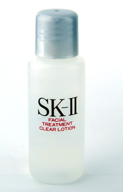 SK-II Facial Treatment Clear Lotion ขนาดทดลอง 10ml. โทนเนอร์โลชั่นปรับสภาพผิวที่ผสานคุณค่าจาก AHA 9% และ พิเทร่าTM เบาใสดุจน้ำ ซึมซาบสู่ผิวชั้นบนได้อย่างรวดเร็วช่วยขจัดเซลล์ผิวที่ตายแล้วและสิ่งสกปรกต่างๆ จากผิวได้อย่างหมดจด ทำให้ผิวดูสะอาด สดใ