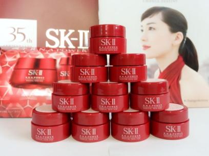 SK-II R.N.A. Power Radical New Age ขนาดทดลอง 2.5g. นวัตกรรมล้ำหน้าล่าสุด ครีมบำรุงที่เพิ่มความชุ่มชื้นให้ผิวดูกระชับในทุกองศา ให้ผิวกระชับขึ้น เนียนนุ่มขึ้น และเปล่งประกายมากขึ้น หลังใช้เพียง 1 กระปุก รอยจาง และริ้วรอยบริเวณร่องแก้มดูจางลงอย่