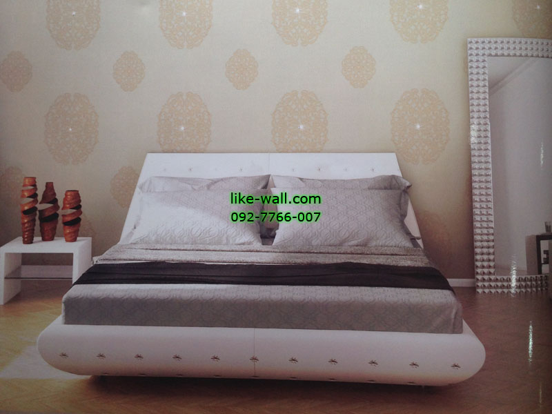 ตัวอย่างวอลเปเปอร์ติดผนังลายหลุยส์สีทองฝังเพชร พื้นสีครีม