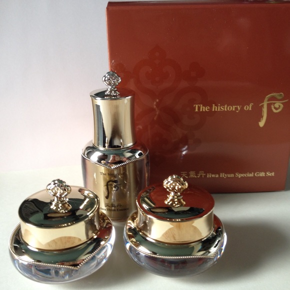 **พร้อมส่ง**The History of Whoo Hwa Hyun Special Gift Set (3 items) เซ็ทบำรุงผิว เน้นช่วยเรื่องลดริ้วรอย และให้ผิวขาว เนียน ใส ด้วยส่วนผสมหลักๆ คือ โสม ผงของอัญมณี เช่นหยก ผงเขากวางอ่อน และสูตรลับสำหรับทำเครื่องสำอางค์ ที่ทำถวายพระนาง JAHEE ซึ่งสูตรลับนี้