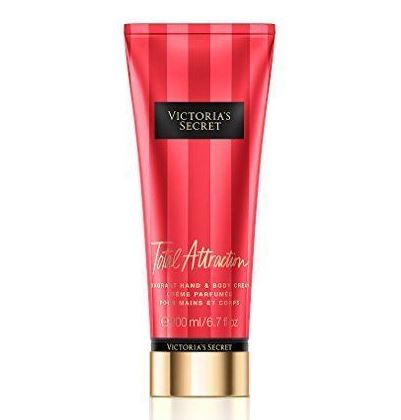 Victoria's Secret Total Attraction Fragrant Hand & Body Cream 200 ml. ครีมบำรุงผิวเข้มข้น กลิ่นดอกไม้หอม ดอกกล้วยไม้และลิลลี่ หอมหวานนุ่มละมุล สาวๆที่หลงไหลกลิ่นของดอกลิลลี่ จะต้องหลงรักกลิ่นนี้แน่นอนคะ
