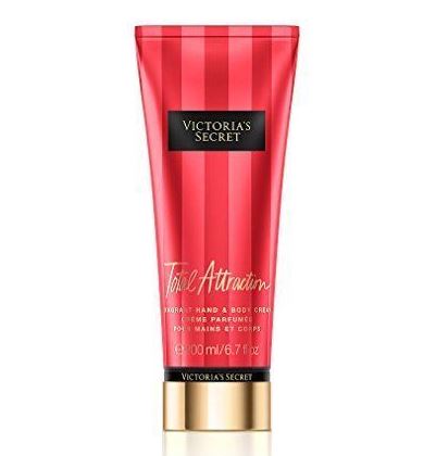 **พร้อมส่ง** Victoria's Secret Total Attraction Fragrant Hand & Body Cream 200 ml. ครีมบำรุงผิวเข้มข้น กลิ่นดอกไม้หอม ดอกกล้วยไม้และลิลลี่ หอมหวานนุ่มละมุล สาวๆที่หลงไหลกลิ่นของดอกลิลลี่ จะต้องหลงรักกลิ่นนี้แน่นอนคะ