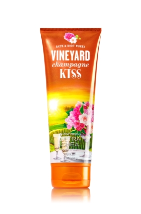 Bath & Body Works Vineyard Champagne Kiss 24 Hour Moisture Ultra Shea Body Cream 226g. ครีมบำรุงผิวสุดเข้มข้น มีกลิ่นหอมติดทนนาน ด้วยกลิ่นหอมแชมเปญเบอร์รี่หอมหวานละมุน อบอวลด้วยกลิ่นมะลิ หอมเซ็กซี่คะ