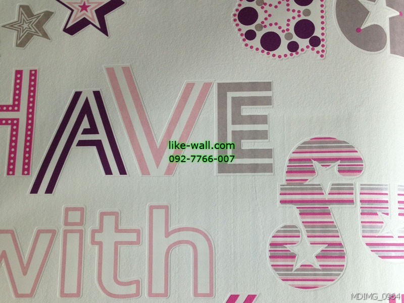 วอลเปเปอร์ติดผนังลายตัวอักษรสีชมพู-เทา