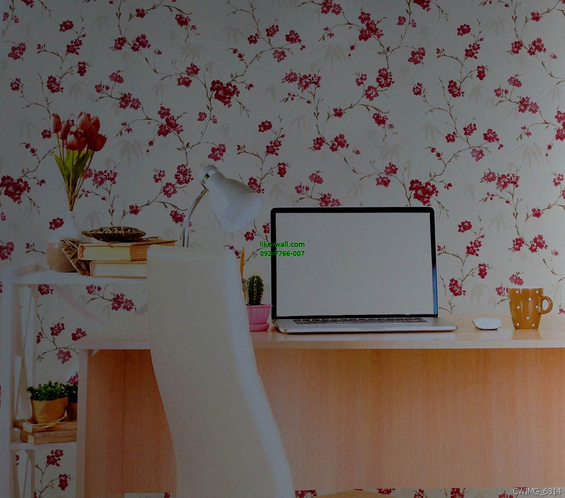 ตัวอย่างการติดวอลเปเปอร์ติดผนัง มุมห้องทำงาน ลายดอกไม้ และใบไม้ สีชมพู