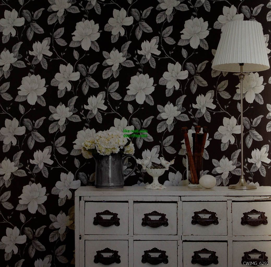 ตัวอย่างการติดวอลเปเปอร์ติดผนัง ลายดอกกล้วยไม้ สีขาว พื้นหลังสีดำ