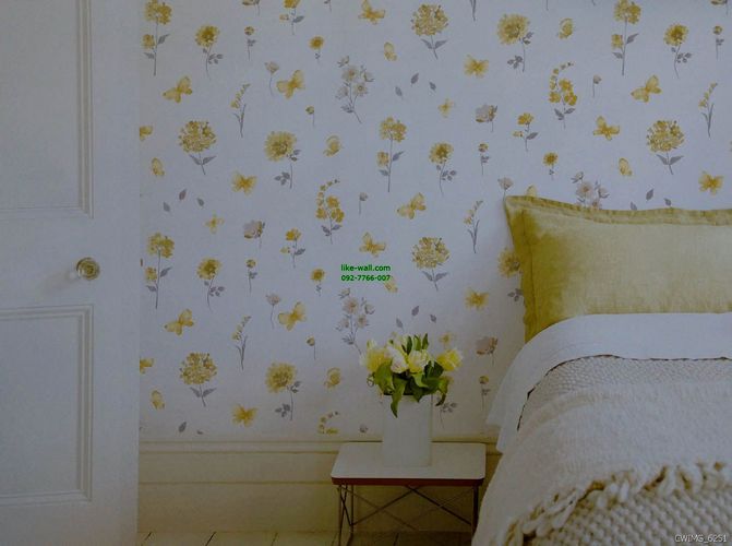 ตัวอย่างการติดวอลเปเปอร์ติดผนัง มุมห้องนอน ลายใบไม้ และผีเสื้อ สีเหลือง พื้นหลังสีขาว