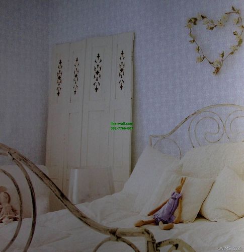 ตัวอย่างการติดวอลเปเปอร์ติดผนัง มุมห้องนอน ลายหลุยส์ สีเทา