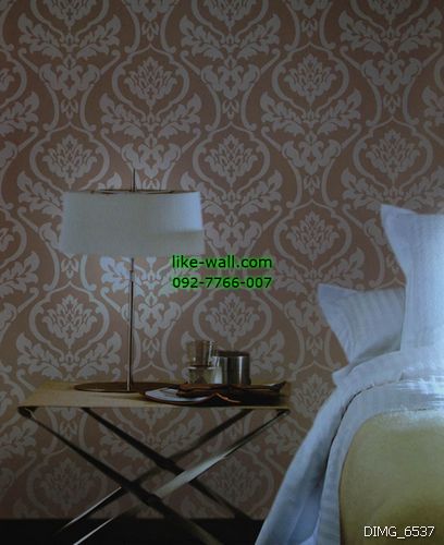 ตัวอย่างการติดวอลเปเปอร์ติดผนังลายเรทโทร มุมห้องนอน สีครีม พื้นหลังสีน้ำตาลอ่อน