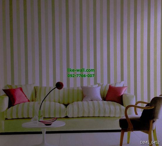 ตัวอย่างการติดวอลเปเปอร์ติดผนัง มุมห้องนั่งเล่น ลายเส้นตรง สีเขียว-ขาว