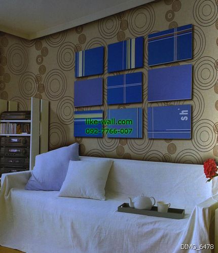 ตัวอย่างการติดวอลเปเปอร์ติดผนัง มุมห้องนั่งเล่น ลายเส้นกลม สีเทา-น้ำตาล พื้นหลังสีน้ำตาล