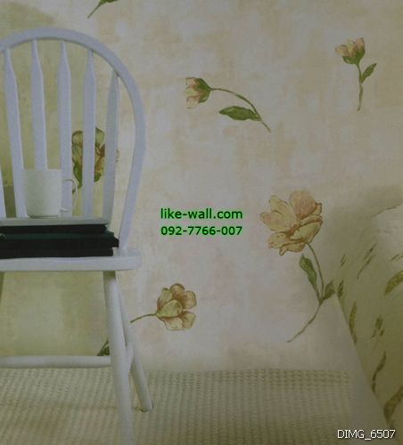 ตัวอย่างการติดวอลเปเปอร์ติดผนัง มุมห้องนอน ลายดอกไม้ สีส้ม