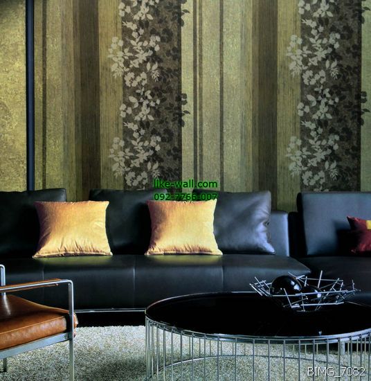 ตัวอย่างการติดวอลเปเปอร์ติดผนัง ห้องรับแขก ลายทางเส้นตรง และใบไม้