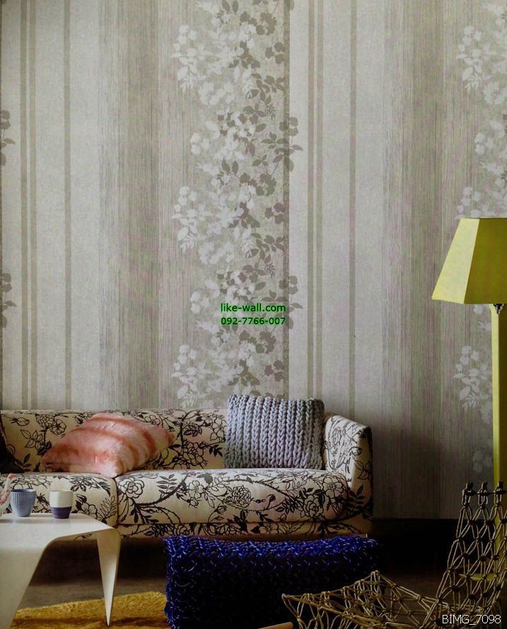 ตัวอย่างการติดวอลเปเปอร์ติดผนัง มุมห้องนั่งเล่น ลายทางเส้นตรง และใบไม้ สีเทา