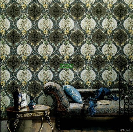ตัวอย่างการติดวอลเปเปอร์ติดผนัง มุมห้องรับแขก ลายหลุยส์ สไตล์วินเทจ สีเขียวเข้ม