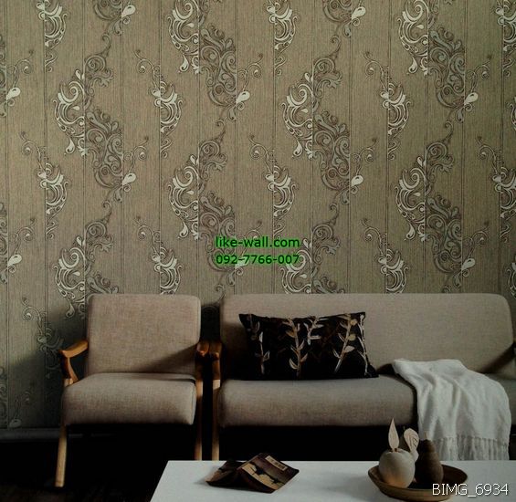 ตัวอย่างการติดวอลเปเปอร์ติดผนัง มุมห้องรับแขก ลายวินเทจ สีน้ำตาล