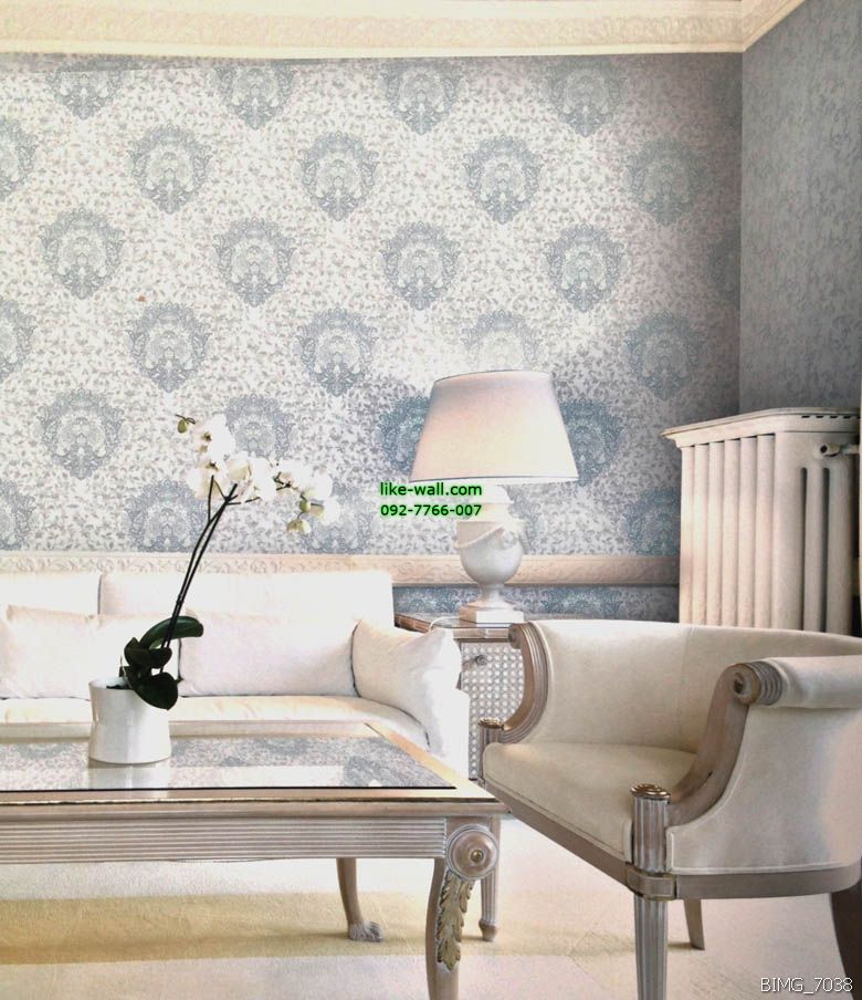 ตัวอย่างการติดวอลเปเปอร์ติดผนัง มุมห้องรับแขก ลายหลุยส์ สีฟ้า