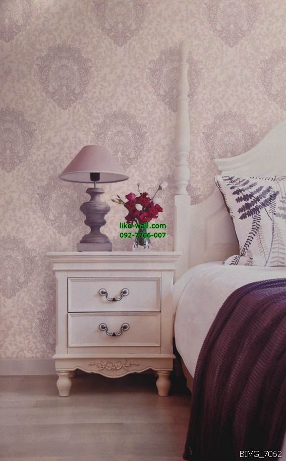 ตัวอย่างการติดวอลเปเปอร์ติดผนัง มุมห้องนอน ลายหลุยส์ สีม่วง