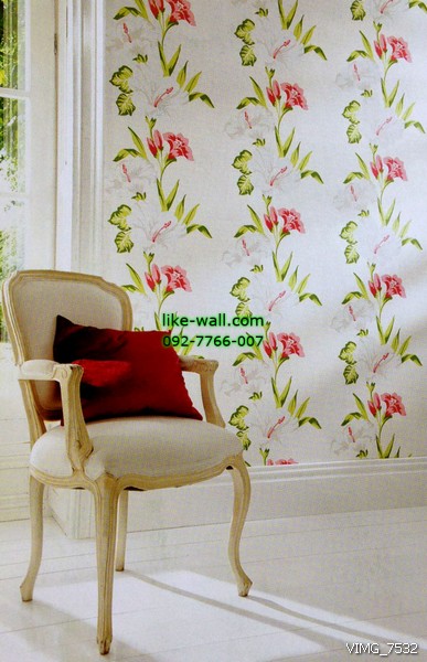 ตัวอย่างการติดวอลเปเปอร์ติดผนังภายใน มุมห้องนั่งเล่น ลายดอกชบาสวยงาม