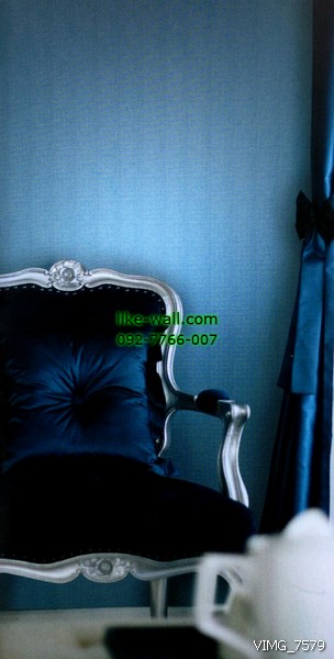 ตัวอย่างการติดวอลเปเปอร์ติดผนัง มุมห้องนั่งเล่น ลายพื้นเรียบ