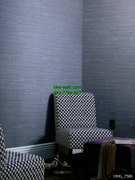 ตัวอย่างการติดวอลเปเปอร์ติดผนัง มุมห้องนั่งเล่น ลายทางแนวนอน