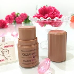 **พร้อมส่ง**CEZANNE Shading Stick เฉดดิ้งเนื้อครีมมี่ แสนนุ่มละมุนที่อัดมาในแท่งแบบสติ้ก  ตัวนี้คือคำตอบค่า บอกเลยว่าใช้ง่ายมาก แค่ปาดแล้ว เกลี่ยลงบนผิวก็จะให้ลุคที่โกลว์ ๆ ปรับรูปหน้าได้สบายๆ เลยค่ะ พกง่าย ใช่ง่าย สาวๆ ควรมีนะจ๊ะ