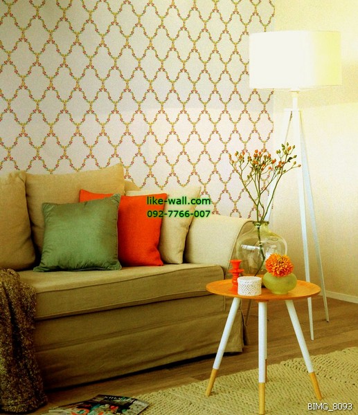 ผลงานตัวยอย่างการติดวอลเปเปอร์ติดผนัง มุมห้องนั่งเล่น ลายดอกไม้เล็กหลากสี 