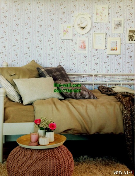 งานตัวอย่างการติดวอลเปเปอร์ติดผนังภายในห้องนอน ลายทางตรงดอกกุหลาบ สไตล์วินเทจ