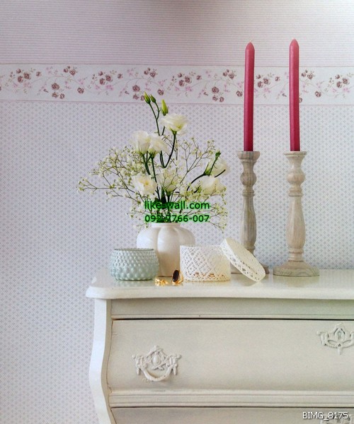 งานตัวอย่างการติดวอลเปเปอร์ติดผนัง ลายดอกไม้ขดแนวนอน