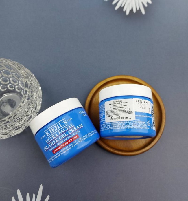 Kiehl's Ultra Facial Cream Oil-Free Gel Cream 50 ml. เจลลดความมันสูตรพิเศษสำหรับผิวหน้า เป็นโลชั่นให้ความชุ่มชื้นที่บางเบา ช่วยลดความมันส่วนเกินบนใบหน้าอย่างเห็นได้ชัด ทำให้ผิวเปล่งประกายสดใสและดูมีความสมดุล  ไม่มีน้ำมัน ไม่มีพาราเบน ไม่ม