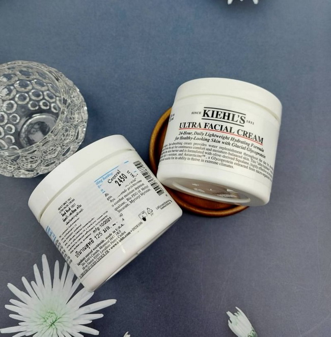 Kiehl's Ultra Facial Cream 125 ml. ครีมบำรุงระดับตำนานจาก Kiehl's เหมาะสำหรับผิวธรรมดา ผิวแห้งมอบปรับสมดุลให้ผิวคงความชุ่มชื่นได้ยาวนานตลอดวันเนื้อครีมบางเบาสบายผิว ไม่หนักหน้า 