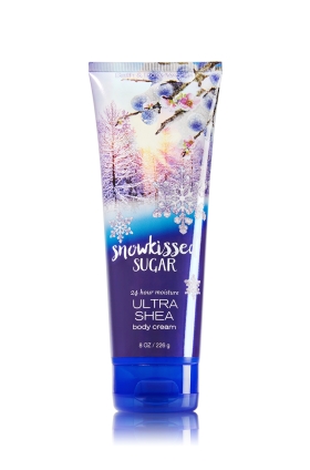 Bath & Body Works Snow Kissed Sugar 24 Hour Moisture Ultra Shea Body Cream 226g. ครีมบำรุงผิวสุดเข้มข้น มีกลิ่นหอมโทนวนิลลาหอมนุ่มๆผสมกลิ่นมะพร้าวและมัคค์ สาวๆที่ชอบน้ำหอมกลิ่นวนิลลาขนมๆ น่าจะชอบกลิ่นนี้คะ