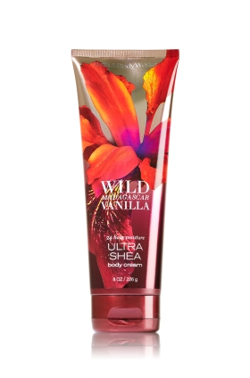 Bath & Body Works Wild Madagascar Vanilla 24 Hour Moisture Ultra Shea Body Cream 226g. ครีมบำรุงผิวสุดเข้มข้น มีกลิ่นหอมโดดเด่นด้วยกลิ่นวนิลลา ผสมผสานด้วยกลิ่นหอมผลแพร์กับดอกมะลิป่า กลิ่นหอมเฉพาะตัวไม่เหมือนใคร ใช้ได้ทั้งชายและหญิงเลยคะ