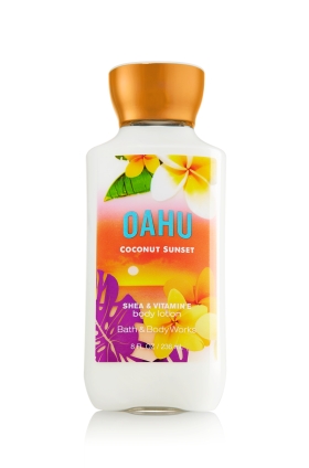 Bath & Body Works OAHU Coconut Sunset Shea & Vitamin E Body Lotion 236 ml. โลชั่นบำรุงผิวสุดพิเศษ กลิ่นมะพร้าวผสมกับดอกลิลลี่ ส่วนผสมกลิ่นที่ลงตัวให้กลิ่นหอมนุ่มละมุนผ่อนคลาย ไม่ฉุนคะ