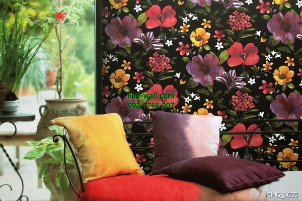 ผลงานตัวอย่างในการติดวอลเปเปอร์ติดผนัง ลายดอกไม้หลากสี ที่มุมห้องนั่งเล่น