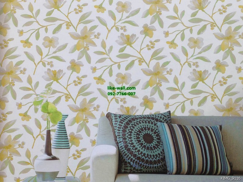 ผลงานตัวอย่างในการติดวอลเปเปอร์ติดผนัง ลายดอกไม้หลากสี ที่มุมห้องนั่งเล่น