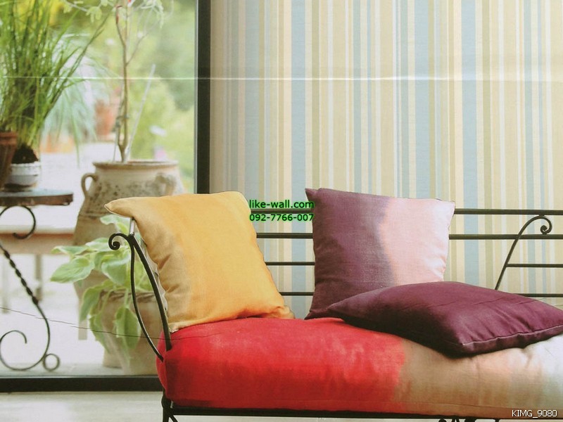 ผลงานการติดวอลเปเปอร์ติดผนัง ลายทางเส้นตรง มุมห้องนั่งเล่น