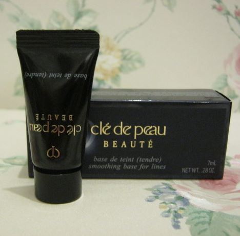 Cle de Peau Beaute Base De Teint Smoothing Base for Lines ขนาดทดลอง 7ml. เมคอัพเบสประสิทธิภาพเยี่ยมในการปกปิดริ้วรอย มีสารอาหารช่วยเติมร่องผิวให้เรียบเนียน กระชับรูขุมขนให้เล็กลงเพื่อผิวที่เนียนเรียบยาวนาน ช่วยทำหน้าที่กระจายแสงทำให้ผิวหน้าสว่าง แลดู