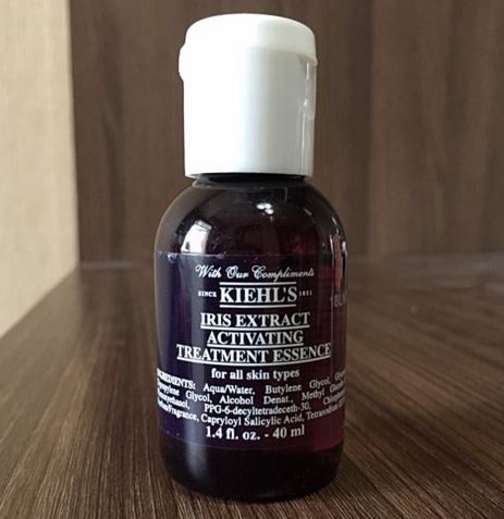 Kiehl's Iris Extract Activating Treatment Essence ขนาดทดลอง 40ml. เอสเซ้นส์สูตรล้ำสมัย ซึมซาบสู่ผิวอย่างรวดเร็วและล้ำลึก ที่นำพลังบำรุงของสารสกัดจากรากไอริสฟลอเรนตินา 1 สัปดาห์ของผิวที่ดูเปล่งปลั่งขึ้น เพื่อผิวที่ดูสมบูรณ์แบบเพียงข้ามคืน 