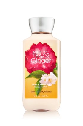 Bath & Body Works White Tea & Ginger Shea & Vitamin E Body Lotion 236 ml. โลชั่นบำรุงผิวสุดพิเศษ กลิ่นหอมใบชาผสมกลิ่นขิงอ่อนๆ ไม่ฉุนอย่างที่คิดนะ เพราะกลิ่นจะมีกลิ่นมัคส์มาช่วยให้กลิ่นนุ่มนวลขึ้น กลายเป็นกลิ่นที่หอมมากๆเลยคะ