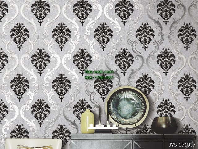 ตัวอย่างการติดวอลเปเปอร์ติดผนัง ลายหลุยส์ขนาดใหญ่ สีดำ พื้นหลังสีขาว