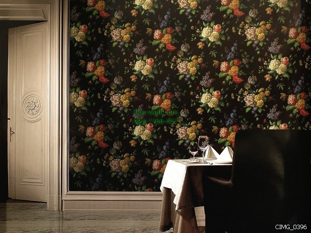 ผลงานการติดวอลเปเปอร์ติดผนังภายในมุมห้องอาหารด้วย ลายดอกไม้สวยงาม สไตล์วินเทจ พื้นหลังสีดำ