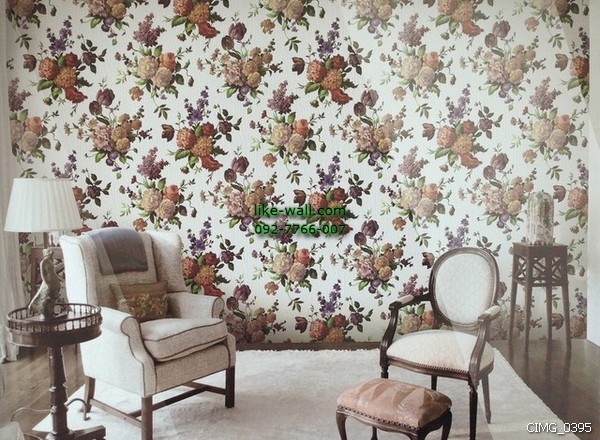 ผลงานการติดวอลเปเปอร์ติดผนังภายในมุมห้องนั่งเล่นด้วย ลายดอกไม้สวยงาม สไตล์วินเทจ พื้นหลังสีขาว