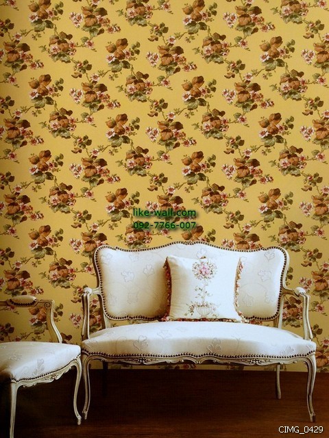 ผลงานการติดวอลเปเปอร์ติดผนังภายในมุมห้องนั่งเล่นด้วย ลายดอกไม้สวยงาม สไตล์วินเทจ พื้นหลังสีเหลือง