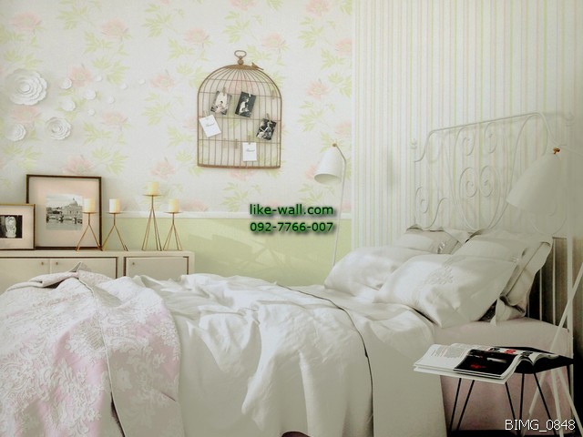 ตัวอย่างในการติดวอลเปเปอร์ติดผนังมุมห้องนอนด้วย ลายดอกไม้ สไตล์เรียบหวาน สีชมพู พื้นหลังสีขาว