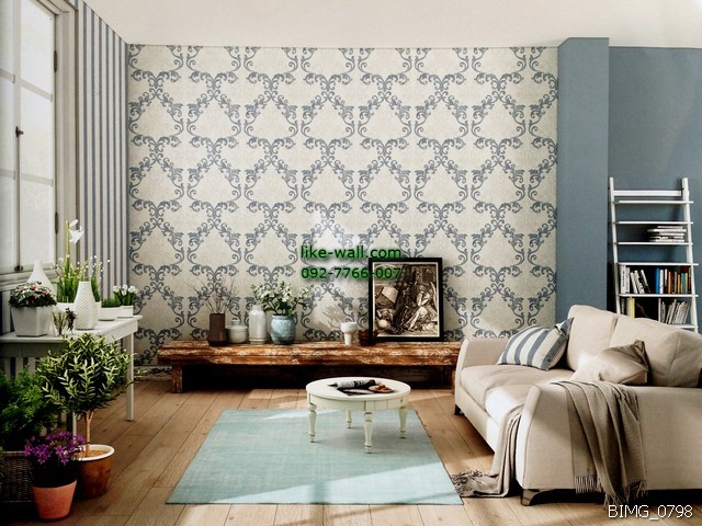 ตัวอย่างในการติดวอลเปเปอร์ติดผนังมุมห้องนั่งเล่นด้วย ลายหลุยส์ สไตล์หรูหรา สีน้ำเงิน พื้นหลังสีขาว