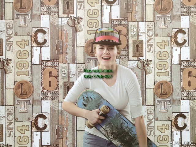 ตัวอย่างการติดวอลเปเปอร์ติดผนัง ลายไม้เก่า สไตล์เท่ๆ สีเหลืองครีม