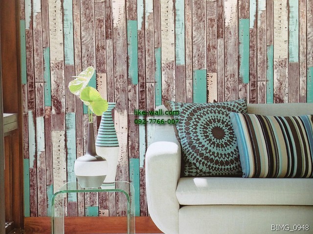 ตัวอย่างการติดวอลเปเปอร์ติดผนังห้องนั่งเล่น ลายไม้เก่า สีเขียวน้ำตาล