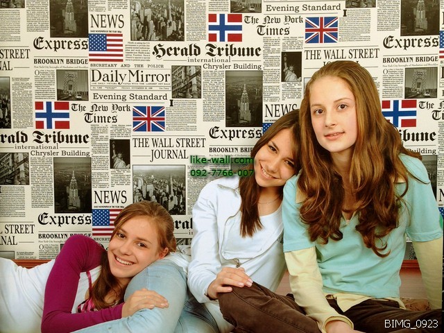 ตัวอย่างการติดวอลเปเปอร์ติดผนัง ลายหนังสือพิมพ์ประเทศอังกฤษ สีขาว